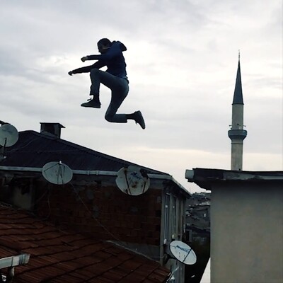 Yer: Bağcılar! Çatıdan çatıya atladı!