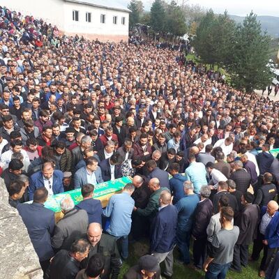 Cenazelerine binlerce insan katıldı!