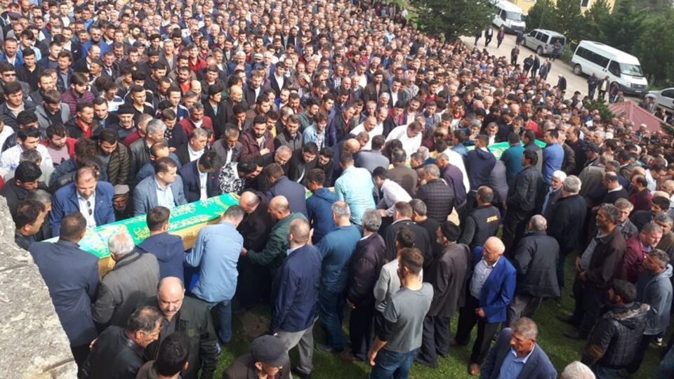 Cenazelerine binlerce insan katıldı!