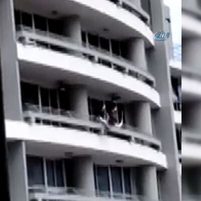 Selfie çekerken 27. kattan düştü