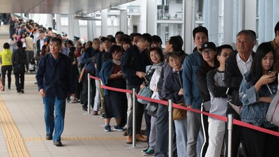 Uzun kuyruklar oluştu! Kapılar açılır açılmaz akın ettiler