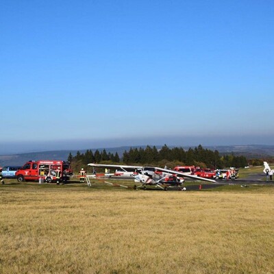 Almanya'da bir uçak kalabalığın üzerine düştü