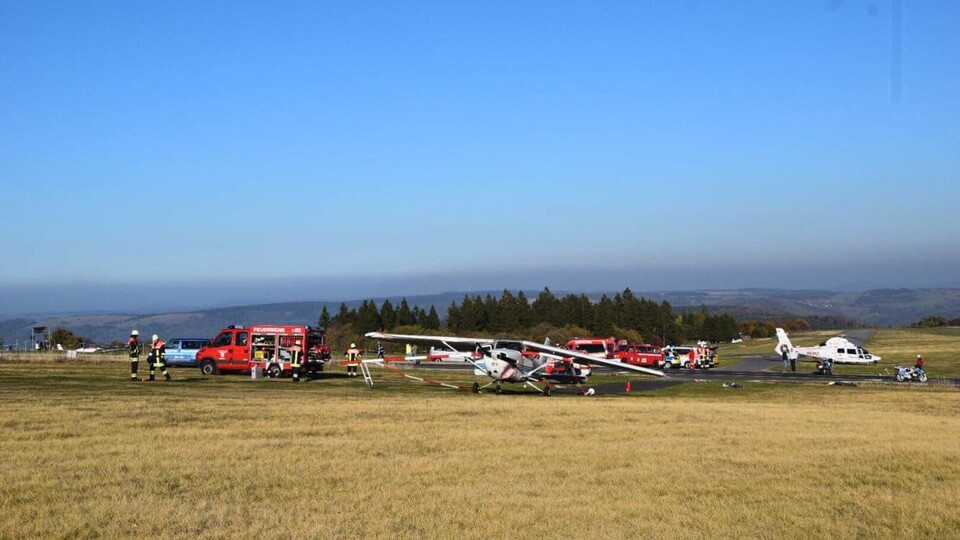 Almanya'da bir uçak kalabalığın üzerine düştü