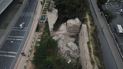 Fatih'te tarihi sur çöktü!