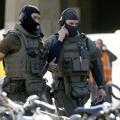 Köln tren garında silah sesleri!