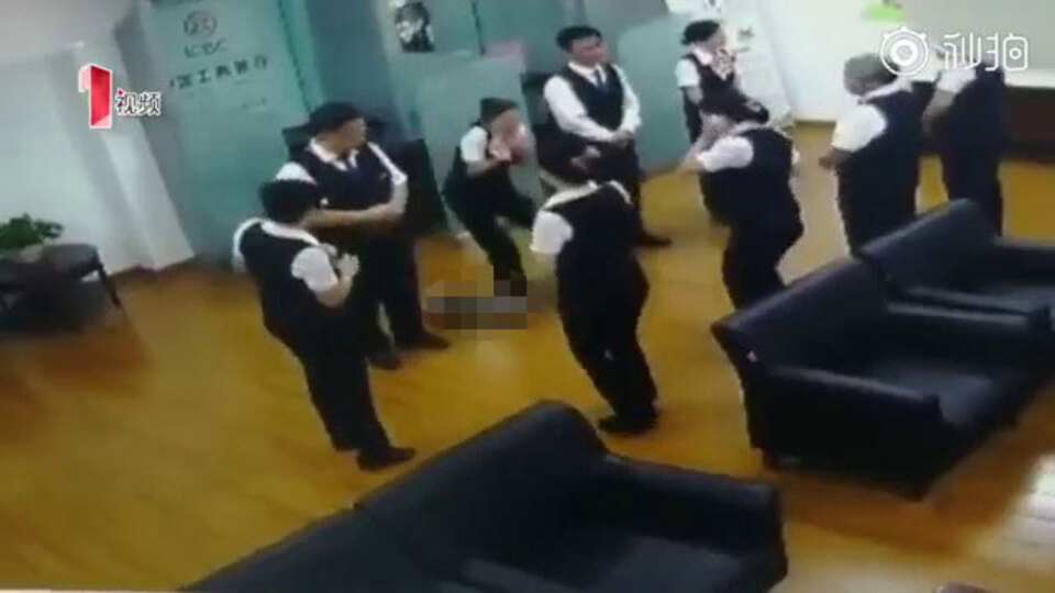 Korku dolu anlar! Tavandan böyle düştü