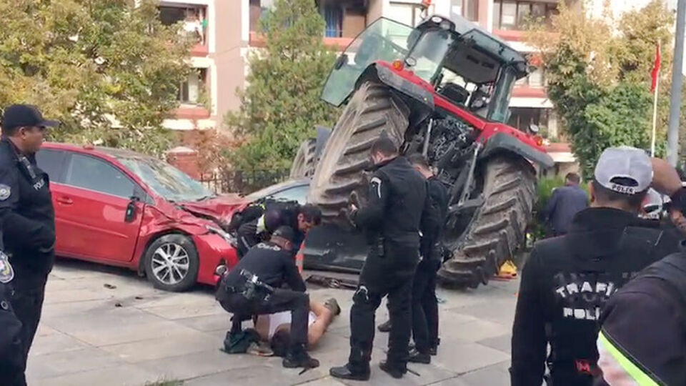 Meclis önünde şüpheli traktör ateş açılarak durduruldu