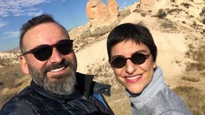 Gazeteci Akdoğar, kanser hastası eşi için yardım istedi!