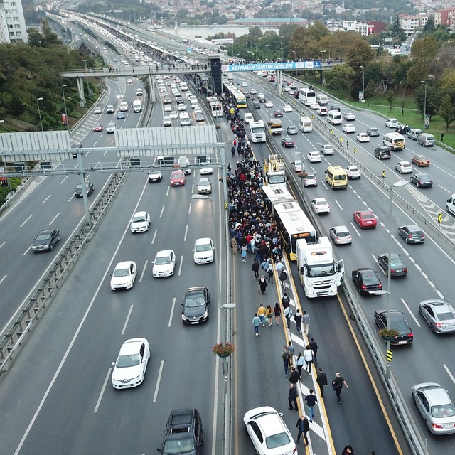 Metrobüs arızası seferleri aksattı