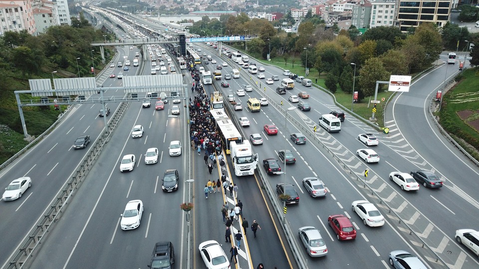 Metrobüs arızası seferleri aksattı