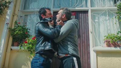 Sarp ile Arif kavga ediyor!