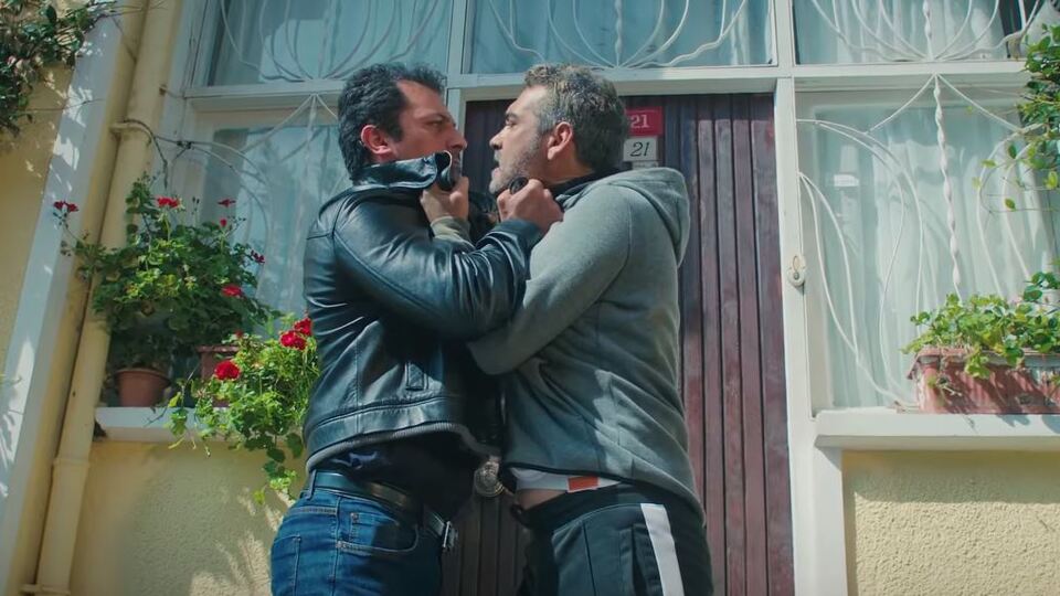 Sarp ile Arif kavga ediyor!