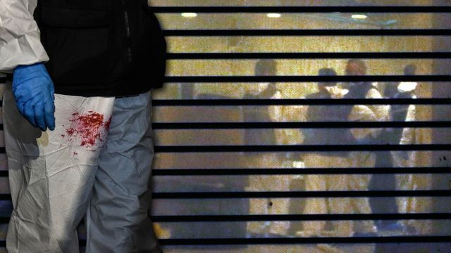 Polislerin üzerindeki kırmızı lekeler dikkat çekti!