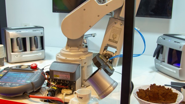 Türk kahvesi servis eden Japon robot!