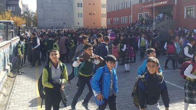 Ağrı'da korkutan deprem! Okullar boşaltılarak, tatil edildi