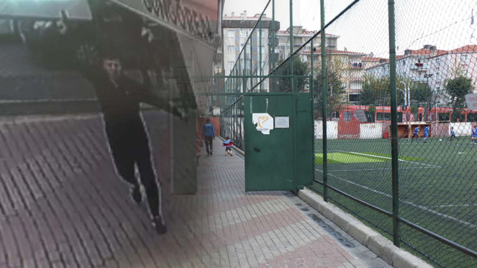 Kırmızı karta sinirlendi; silahla sahaya girmeye çalıştı