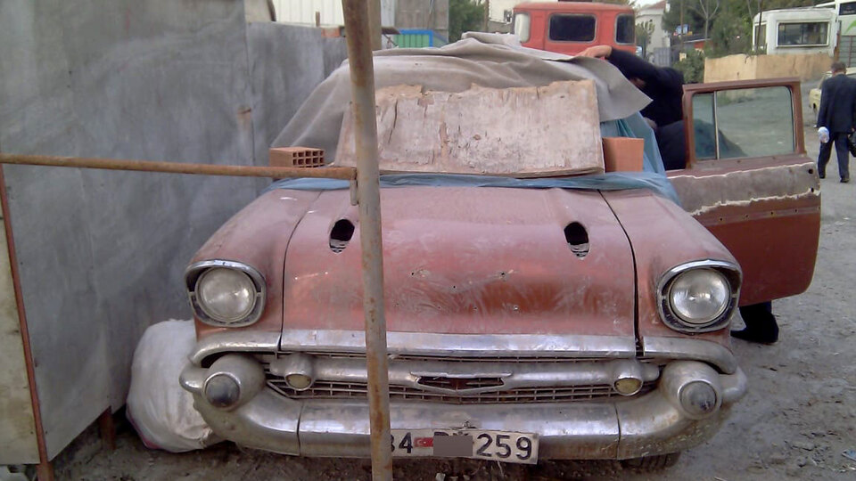 Babasının sattığı arabayı hurda halde buldu!