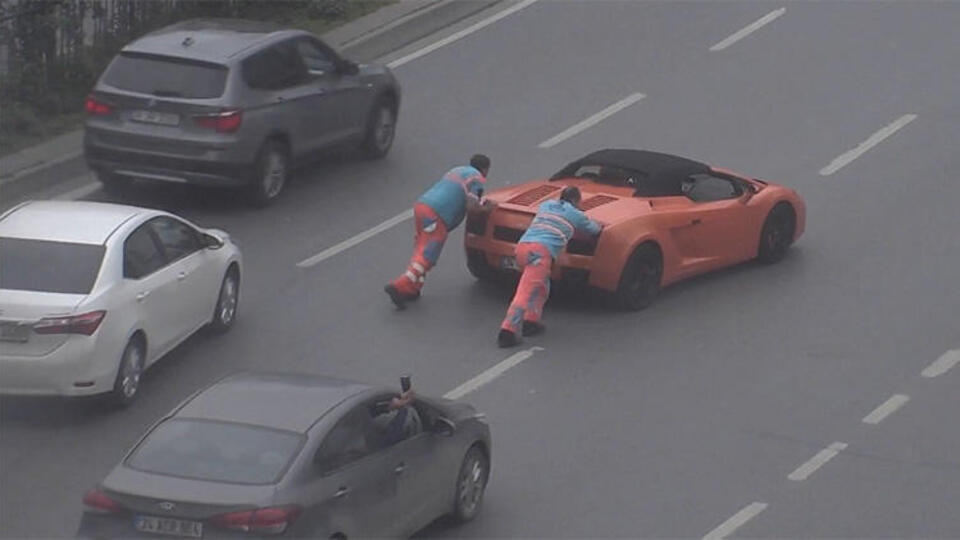 Lamborghini yolda kalırsa...