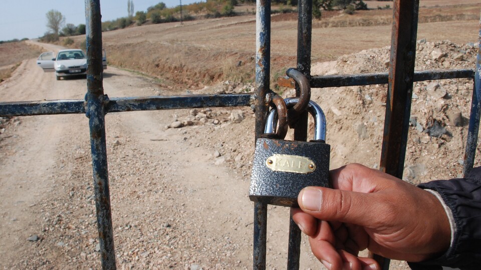 Köy yoluna kilit vurulmuştu! 2 muhtar görevden alındı