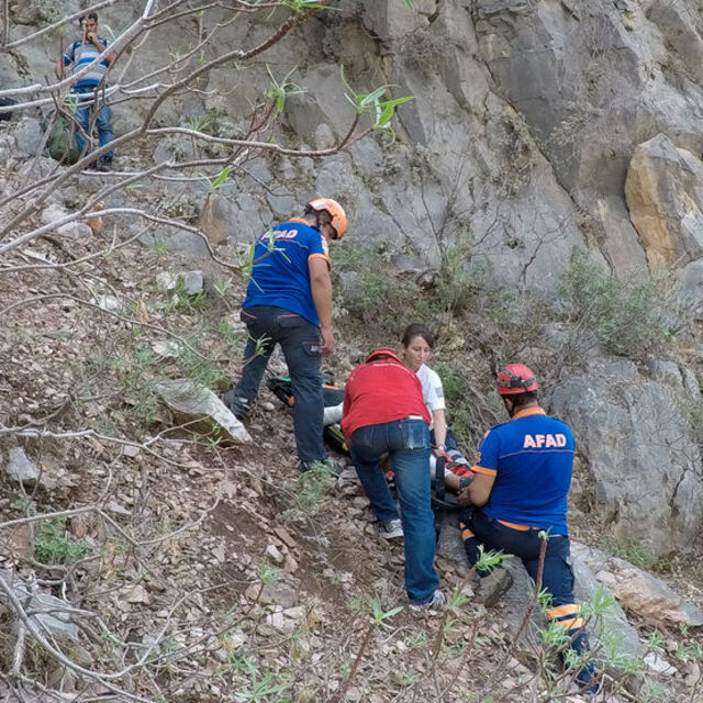 Kayalıklardan düşen genç 12 saatte kurtarıldı