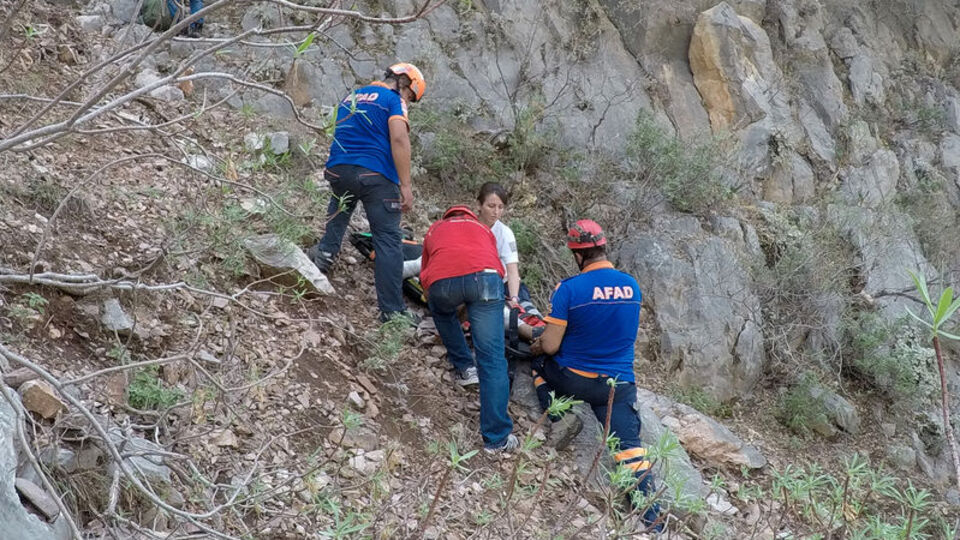 Kayalıklardan düşen genç 12 saatte kurtarıldı