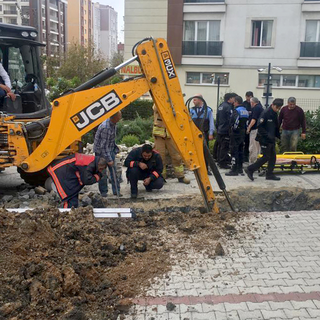 Beylikdüzü'nde toprak altında kalan işçi kurtarıldı