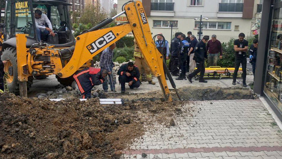 Beylikdüzü'nde toprak altında kalan işçi kurtarıldı