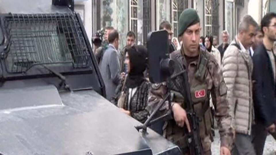 Eminönü'nde hareketli dakikalar... Polise saldırdı!