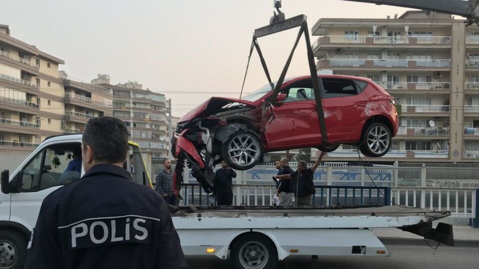 İzmir'de kaza... Dereye uçtu kurtuldu!