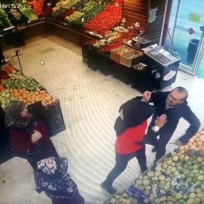 Arkadaşlık teklifini reddetti, markette üç yerinden bıçakladı!