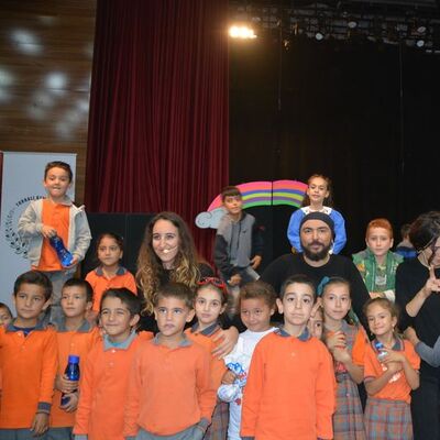 Tiyatroya ilk kez gittiler