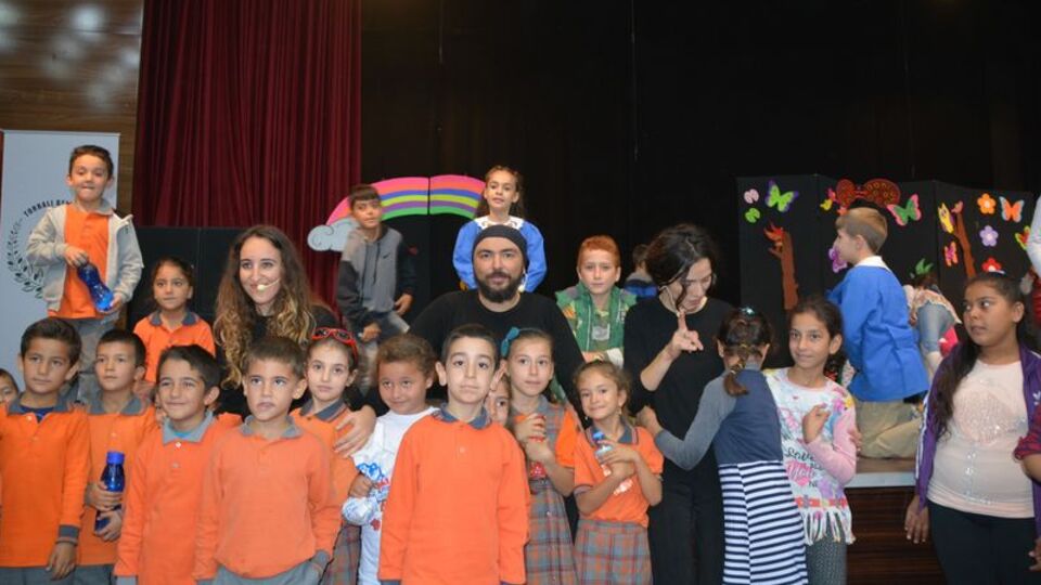 Tiyatroya ilk kez gittiler