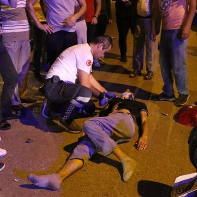 Kaza yapan yaralı kuryenin patronuna kask fırçası