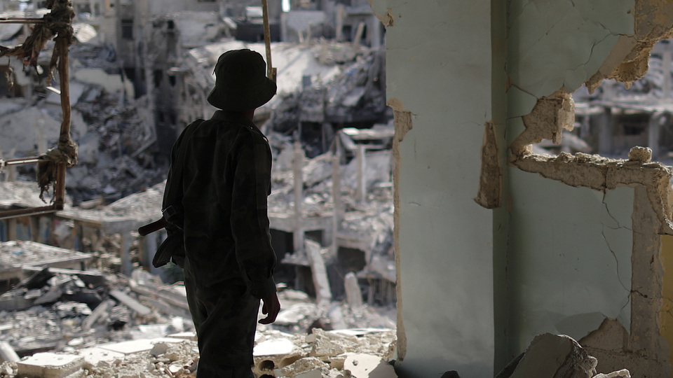 Koalisyon uçakları Suriye'de cuma namazını vurdu!