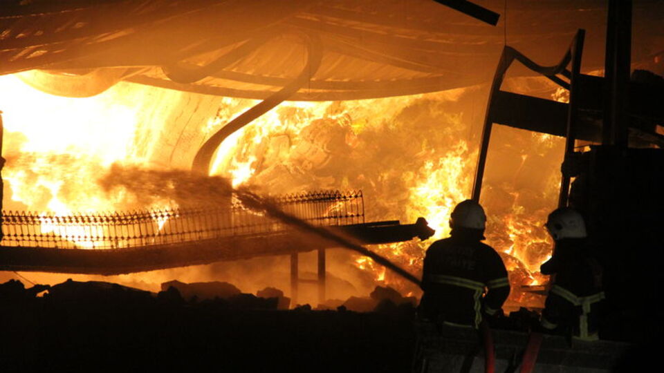 Alevlerin sardığı fabrika kullanılamaz hale geldi!