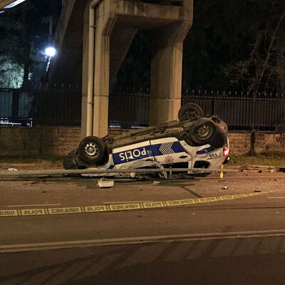İzmir'de polis aracı devrildi: 2 yaralı