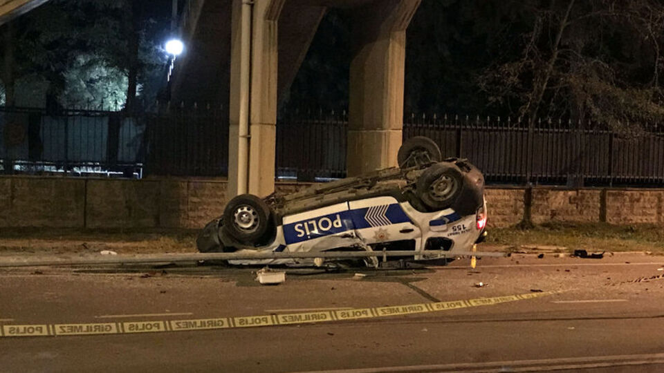 İzmir'de polis aracı devrildi: 2 yaralı