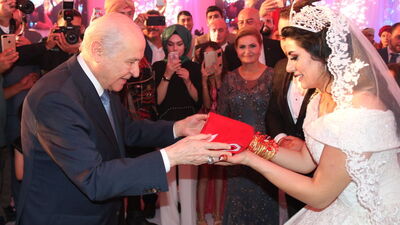 Bahçeli şahit oldu, çifte Türk Bayrağı hediye etti!