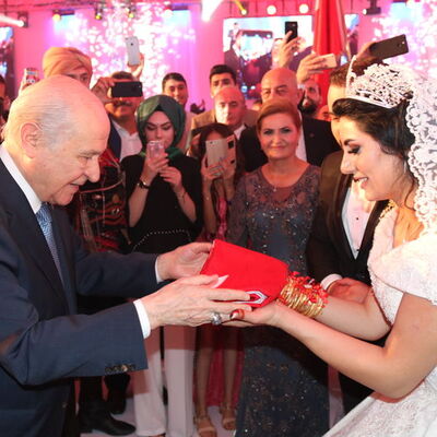 Bahçeli şahit oldu, çifte Türk Bayrağı hediye etti!