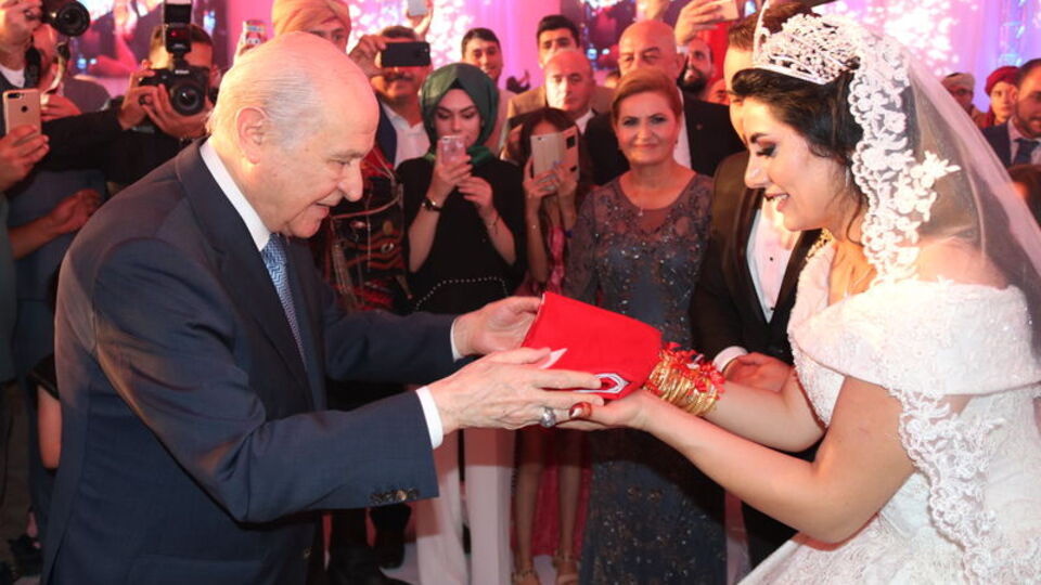 Bahçeli şahit oldu, çifte Türk Bayrağı hediye etti!