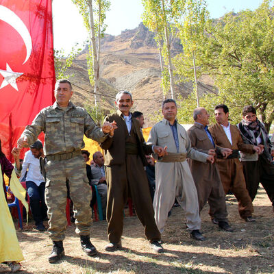 Aktütün'de askerler, düğüne katılıp halay çekti