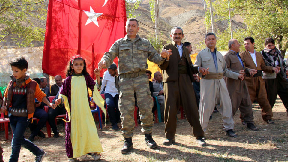 Aktütün'de askerler, düğüne katılıp halay çekti