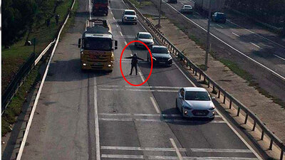 Karayolunu birbirine kattı! Bir anda yola fırlayıp kollarını açtı ve...