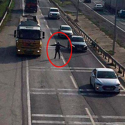 Karayolunu birbirine kattı! Bir anda yola fırlayıp kollarını açtı ve...