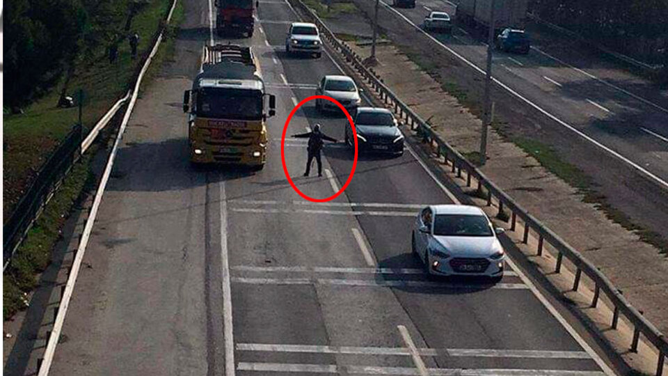 Karayolunu birbirine kattı! Bir anda yola fırlayıp kollarını açtı ve...