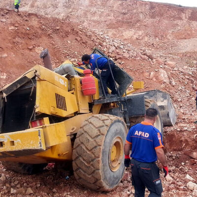 Elazığ'da feci kaza! İş makinesinin altında kaldı
