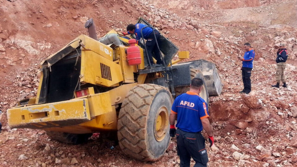 Elazığ'da feci kaza! İş makinesinin altında kaldı