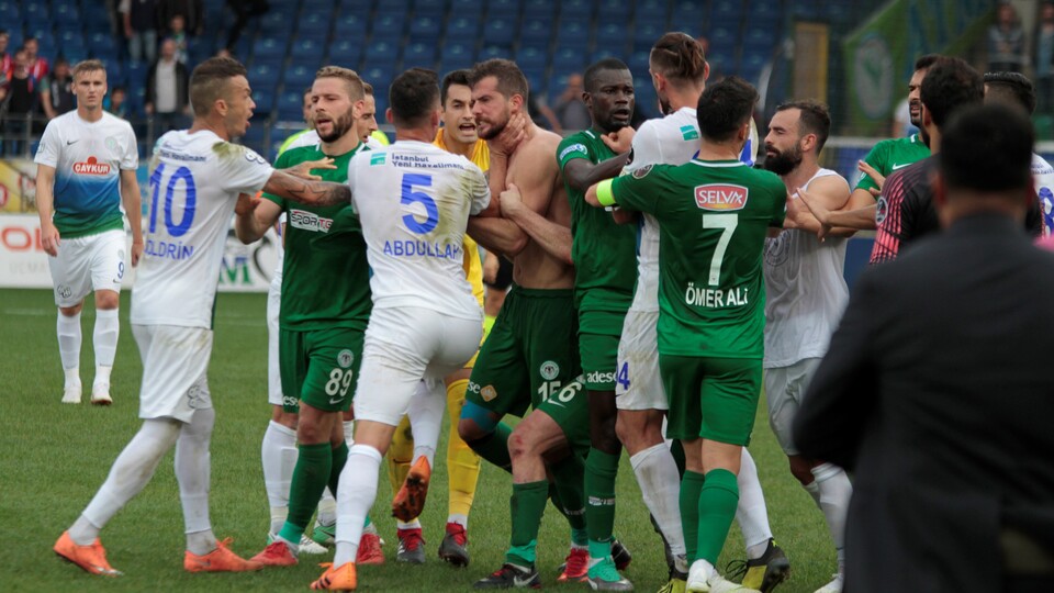 Rize'de maç sonu saha karıştı