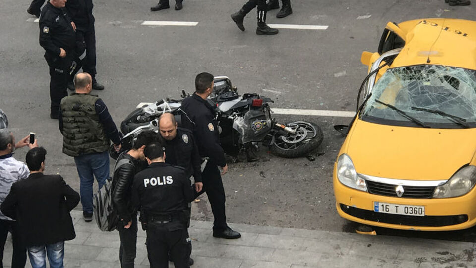 Bursa'da korkunç kaza! Yunus timi taksiye çarptı!