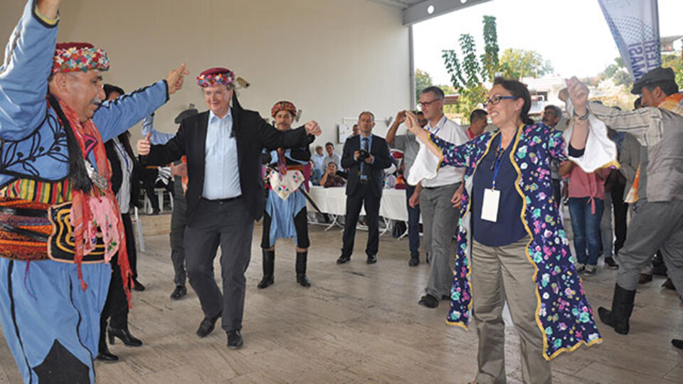 AB Büyükelçileri Aydın'da fes giydi zeybek oynadı